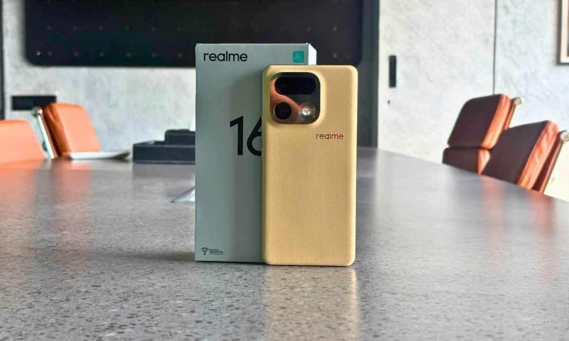 Le nouveau smartphone realme 16 Pro dans sa coque en cuir végan beige, posé à côté de sa boîte d'emballage sur une table de bureau élégante.
