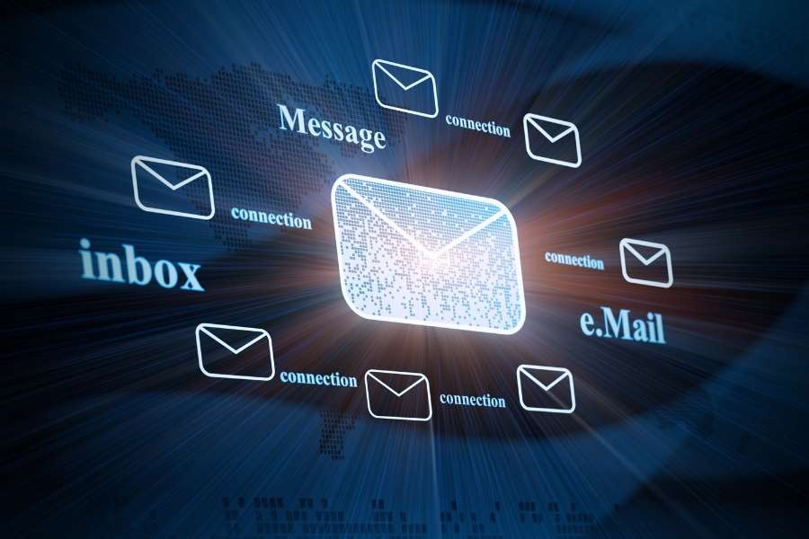Une illustration numérique montrant une enveloppe centrale lumineuse entourée de plusieurs icônes d'e-mails connectées.