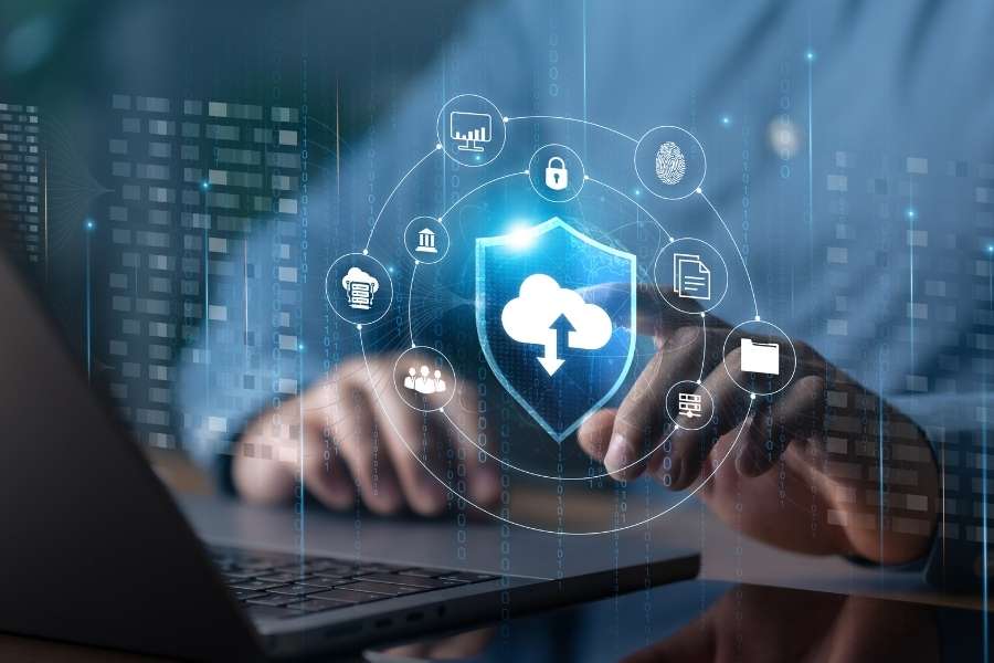 Un utilisateur interagit avec une interface holographique de cloud sécurisé depuis son ordinateur portable.