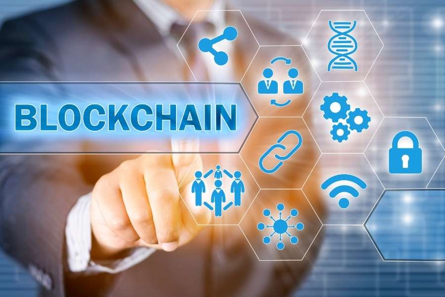 Un professionnel en costume interagit avec une interface holographique pour analyser la lenteur des blockchains.