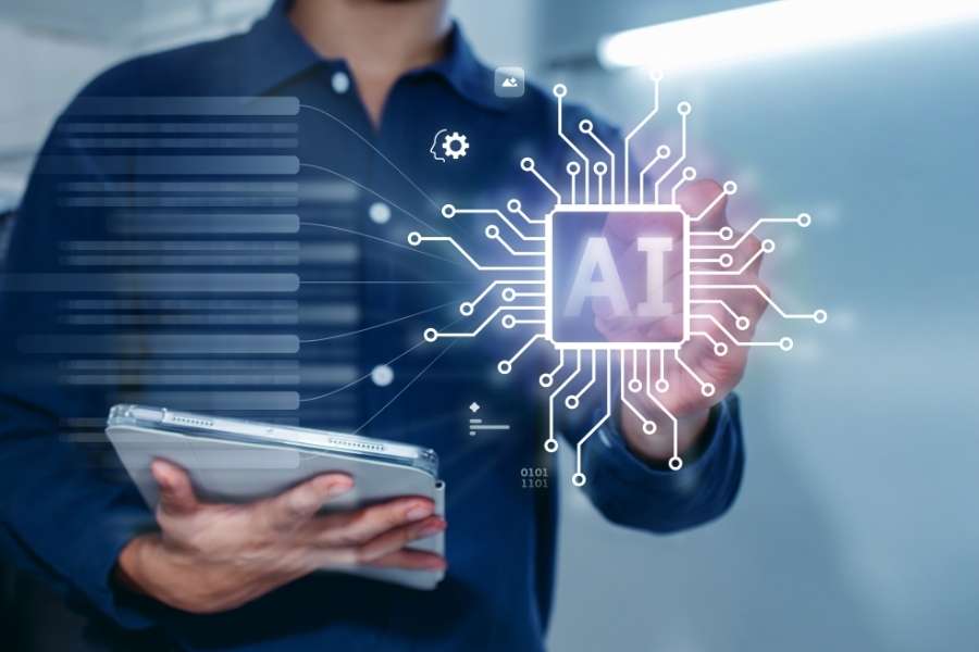 Un professionnel tient une tablette et interagit avec une interface holographique futuriste qui représente un processeur neuronal et le texte 'AI', illustrant un modèle d'apprentissage automatique.